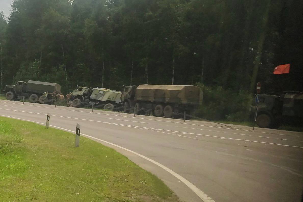 Военный грузовик вылетел в кювет на трассе Минск — Бобруйск | Новости  Беларуси | euroradio.fm